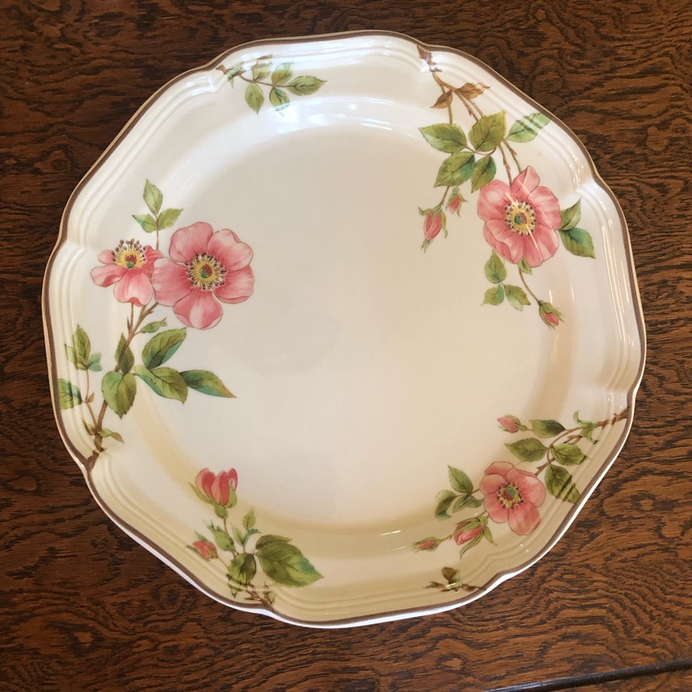 Estate. Mikasa Heritage Pink and White Dinnerware Floral Design - Picture 9 of 14